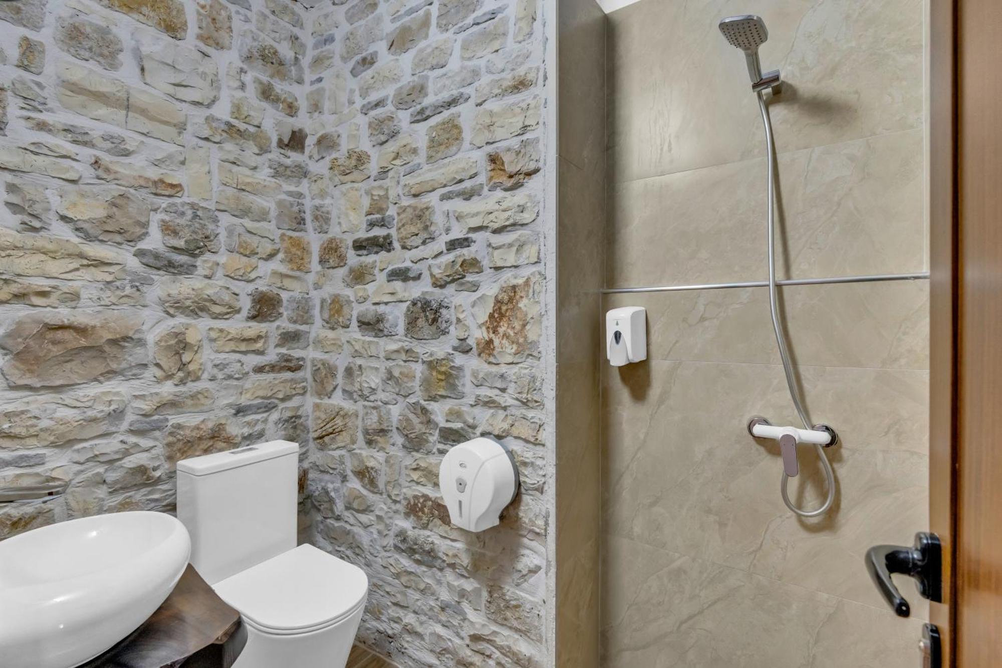 Hotel Bohem Берат Экстерьер фото